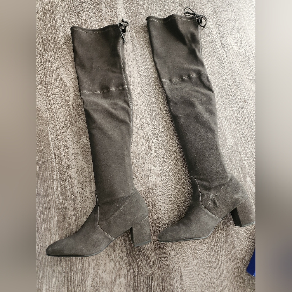 Like new Stuart weitsman genna 60 city boot in 7.5
